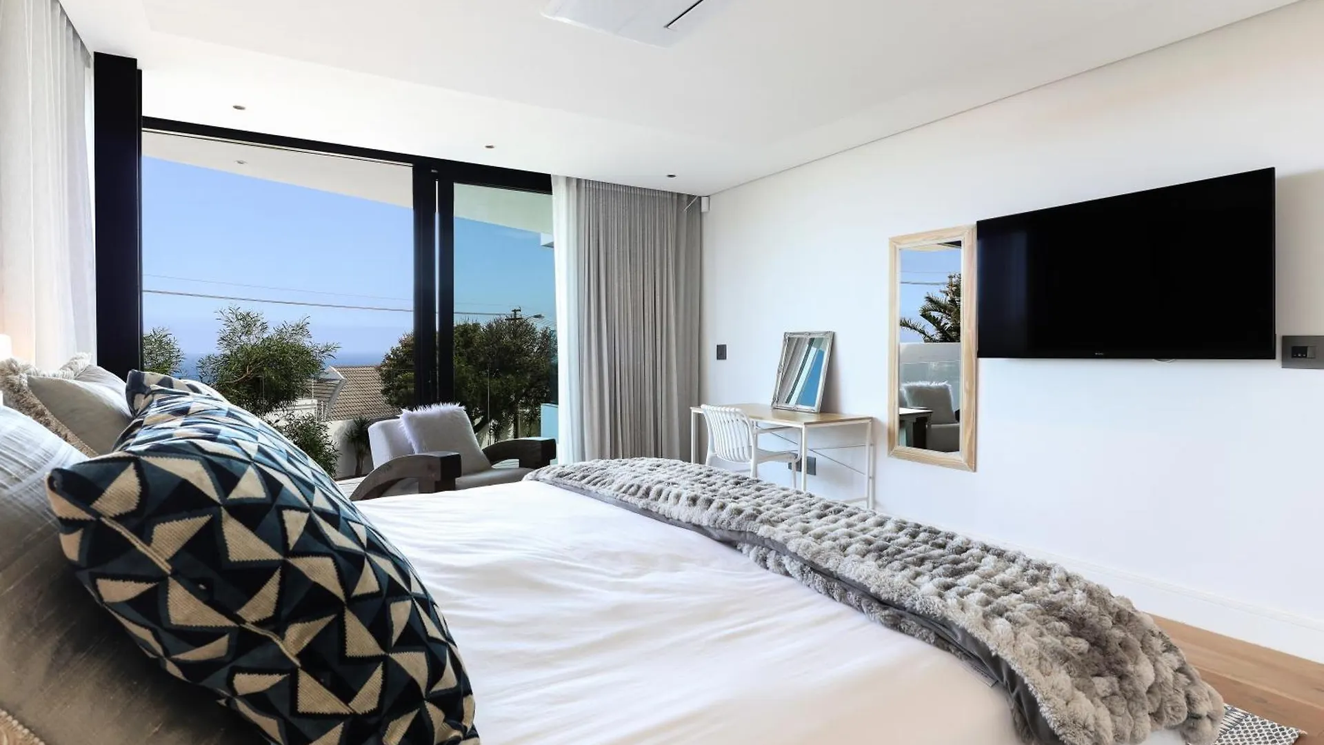 Paradise In Camps Bay, Luxury Villa With Pool And Views Cape Town